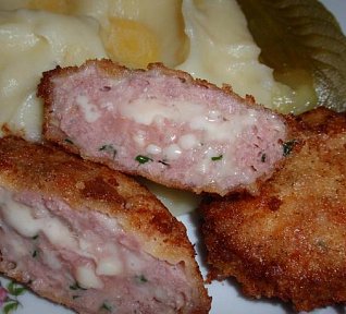 Holandský řízek - sekaný vepřový řízek se sýrem Holandský řízek - sekaný vepřový řízek se sýrem