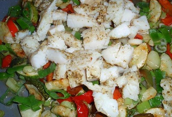 Těstoviny s rybou - teplý salát