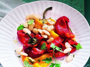 Salát z pečených paprik a fazolí