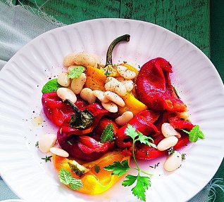 Salát z pečených paprik a fazolí