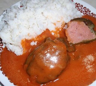 Papriky se šlehanou sekanou s rajskou omáčkou