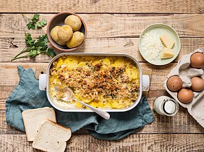 Zapečené brambory se sýrovou strouhankou