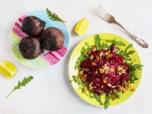 Salát z červené řepy a brusinek Salát z červené řepy a brusinek