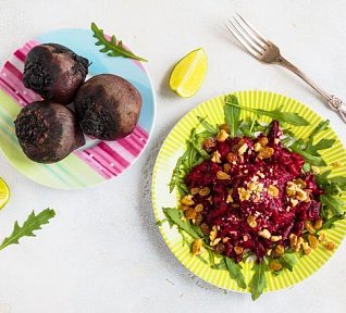 Salát z červené řepy a brusinek