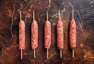 Čevapčiči s brambory a žampiony na grilu