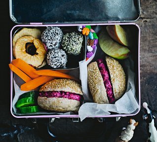 Bulky s řepnou pomazánkou