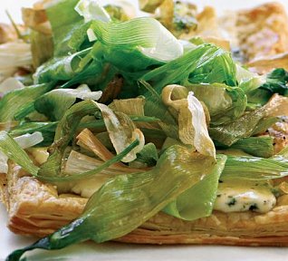 Slaný koláč s pečeným pórkem a sýrem