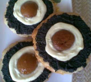 Makový koláč s volskými oky z meruněk