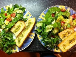Zeleninový salát s rukolou a opečenou bagetkou