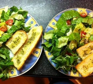 Zeleninový salát s rukolou a opečenou bagetkou