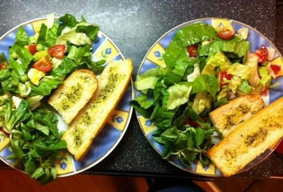 Zeleninový salát s rukolou a opečenou bagetkou