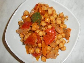 Cizrnový salát s restovanou paprikou