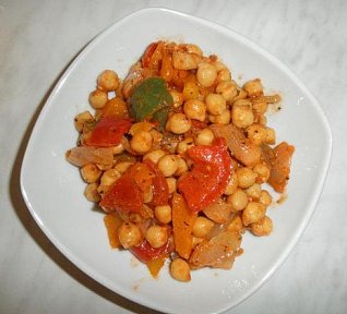 Cizrnový salát s restovanou paprikou