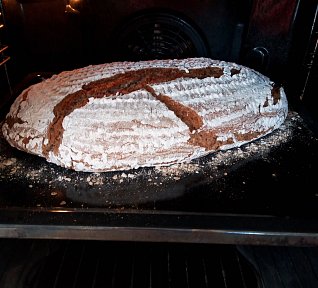 100% žitný kváskový chleba z ošatky samostoják 100% žitný kváskový chleba z ošatky samostoják