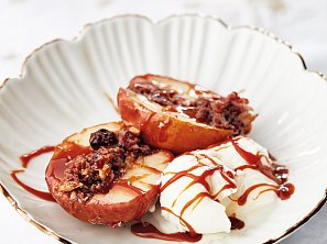 Pečená jablka s ořechy, brusinkami a karamelem