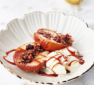 Pečená jablka s ořechy, brusinkami a karamelem