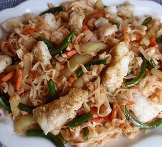 Rybí směs se zeleninou a nudlemi