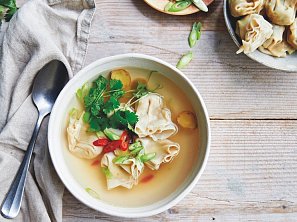 Polévka s knedlíčky wonton