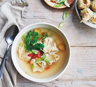 Polévka s knedlíčky wonton