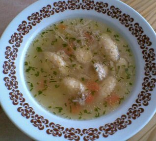 Kuřecí polévka s krupicovými noky