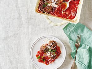 Masové koule zapečené v rajčatech