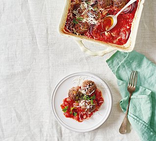 Masové koule zapečené v rajčatech