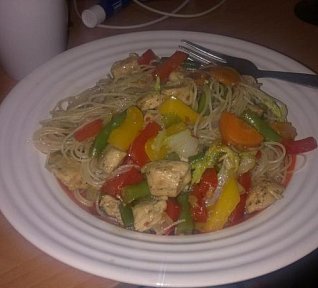 Rýžové nudle se zeleninou a kuřecím masem