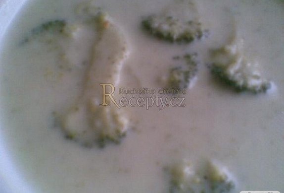 Zlatá brokolicová polévka photo-0