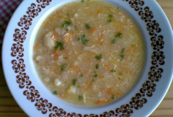 Květáková polévka s krupicí a vejci