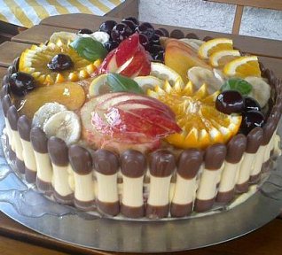 Piškotový dort s ovocem a marmeládou