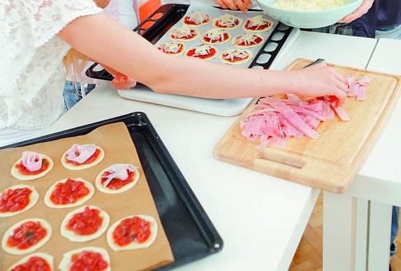 Minipizzy s rajčaty, šunkou a sýrem