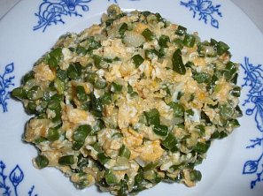 Česnekové výhonky s vejci - smaženice