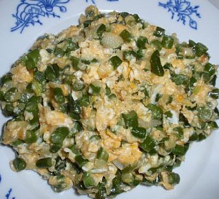 Česnekové výhonky s vejci - smaženice