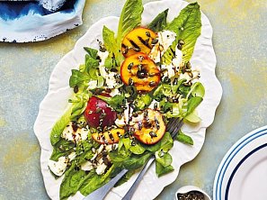 Salát s grilovanými nektarinkami, mozzarellou a křupavou posýpkou