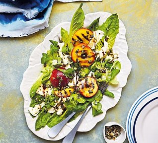 Salát s grilovanými nektarinkami, mozzarellou a křupavou posýpkou