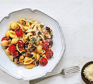 Těstoviny s lilkem, cuketou a rajčaty