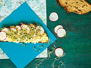 Chléb s vajíčkovou pomazánkou a ředkvičkami