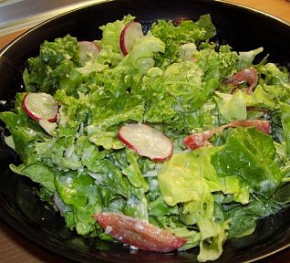 Salát se sýrovo-bylinkovou zálivkou