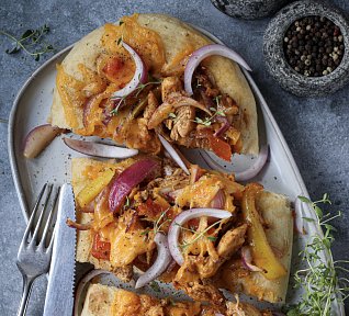 Zapečený flatbread s kuřetem a paprikami