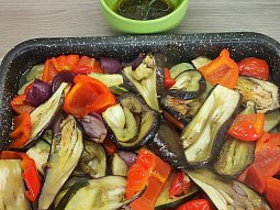 Pečená zelenina v troubě s bylinkami a balsamicem