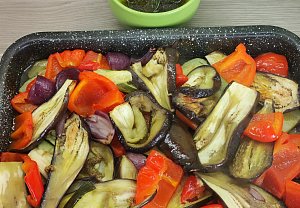 Pečená zelenina v troubě s bylinkami a balsamicem