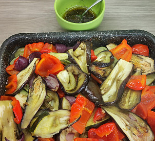 Pečená zelenina v troubě s bylinkami a balsamicem