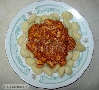 Gnocchi s kuřecím masem a boloňskou omáčkou