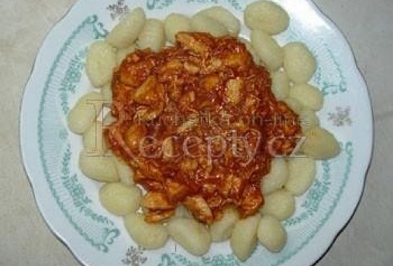 Gnocchi s kuřecím masem a boloňskou omáčkou