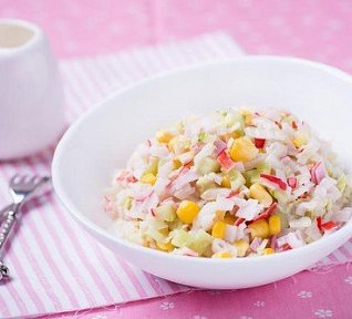 Salát z krabích tyčinek