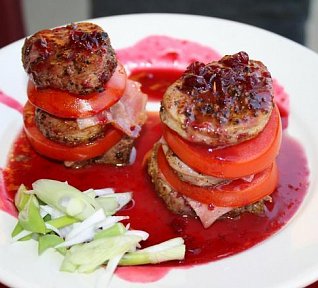 Vepřové medailonky prokládané rajčaty se slaninou