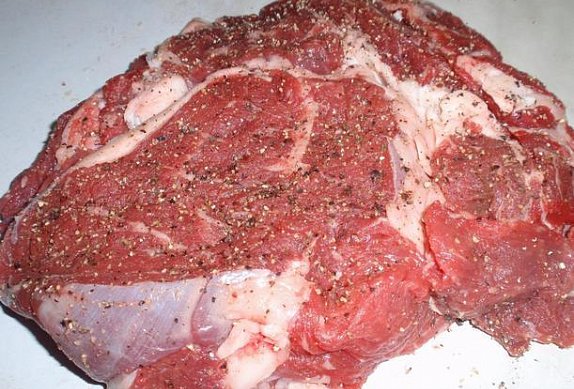 Hovězí steak na pepři s přelivem (omáčkou)