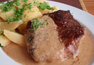 Hovězí steak na pepři s přelivem (omáčkou)