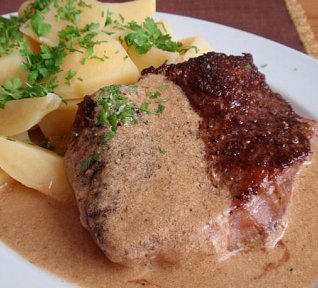 Hovězí steak na pepři s přelivem (omáčkou)