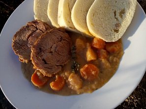 Telecí na hořčici s kořenovou zeleninou